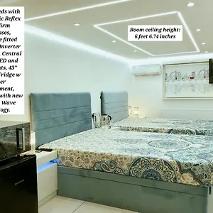 Bed & Breakfast Air Conditioned Modern Double Bed With Private Attached Bathroom - Free Parking - Near London Heathrow Airport & Broadway, Southall